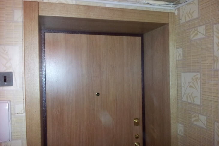 Использование ламината для откоса входных дверей