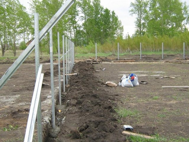 Как грамотно провести установку столбов под забор