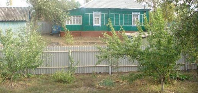 Как поставить забор из шифера на даче