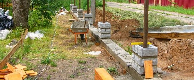 Как сделать фундамент под забор из бетонных блоков