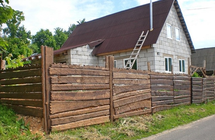Строим забор из горбыля на дачном участке