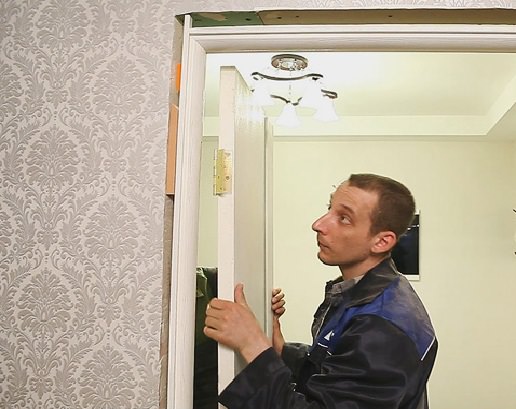 Устанавливаем межкомнатную дверь в квартире