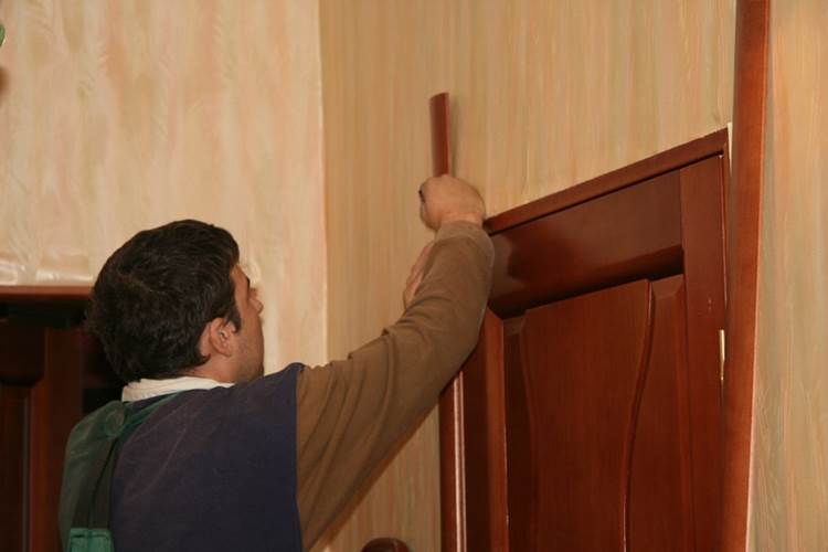 Устанавливаем наличники на межкомнатные двери
