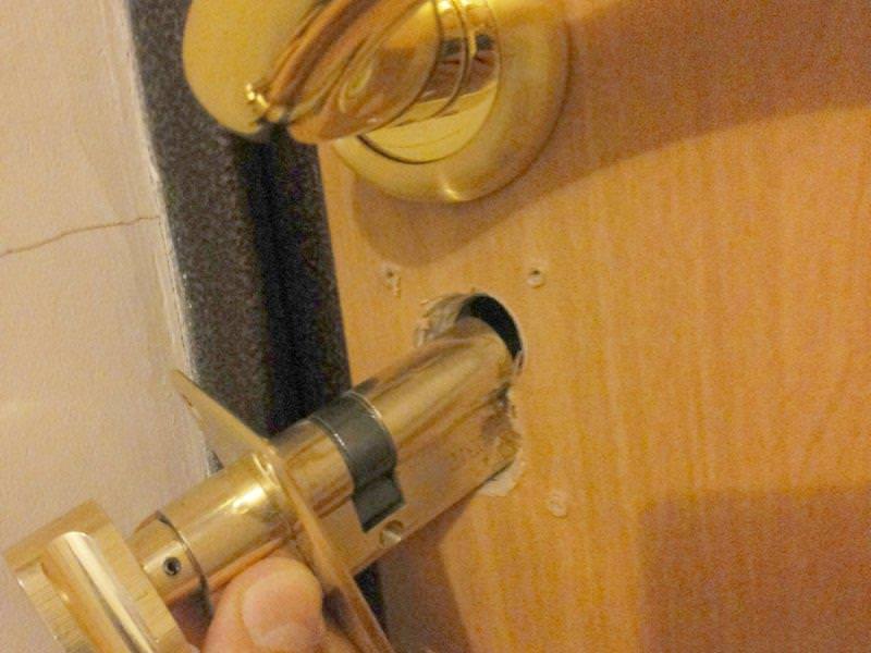 Установка замка в металлическую и межкомнатную дверь
