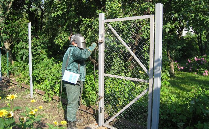 Виды и нюансы монтажа секционного забора из сетки рабицы