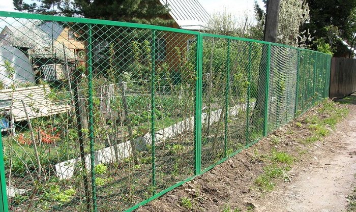 Виды и нюансы монтажа секционного забора из сетки рабицы