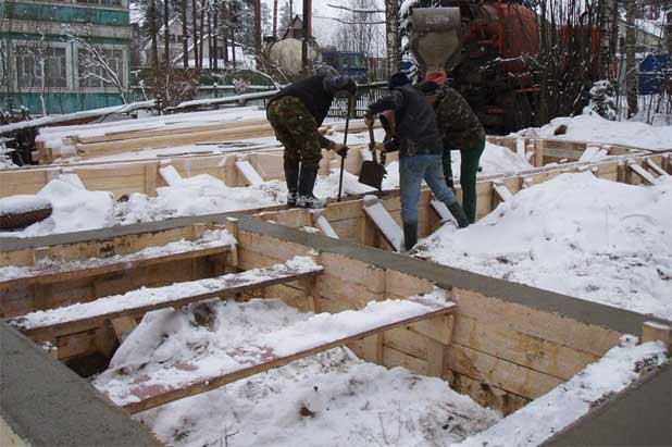 Возможна ли заливка фундамента зимой: особенности, материалы и важные моменты
